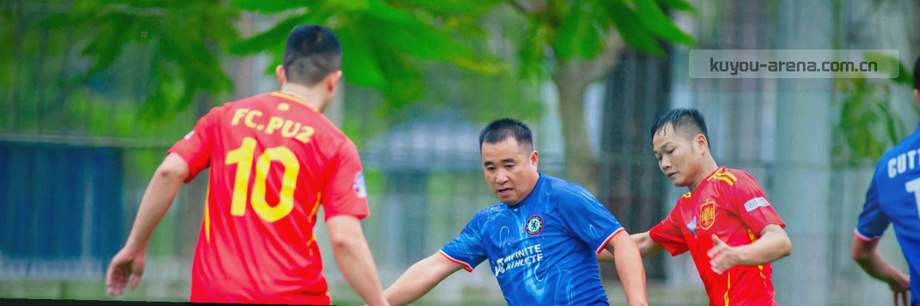 抽象等距柱状块阵列，自左向右高度递增，青瓷绿与暖灰交错排布，无文字